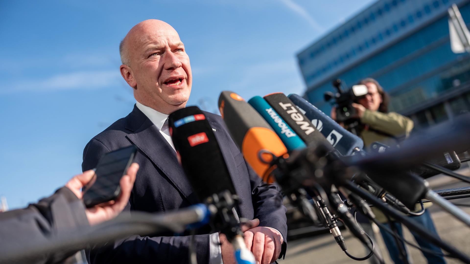 Kai Wegner, (CDU), Regierender Bürgermeister von Berlin, kommt zu den Gremiensitzungen im CDU-Präsidium an. Kai Wegner, (CDU), Regierender Bürgermeister von Berlin, kommt zu den Gremiensitzungen im CDU-Präsidium an.