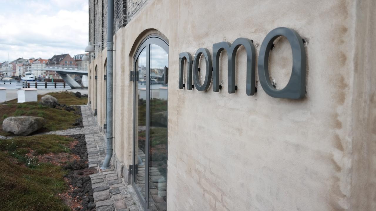 Aussenansicht des Noma-Restaurants mit Namensschild aus dem Jahr 2014.