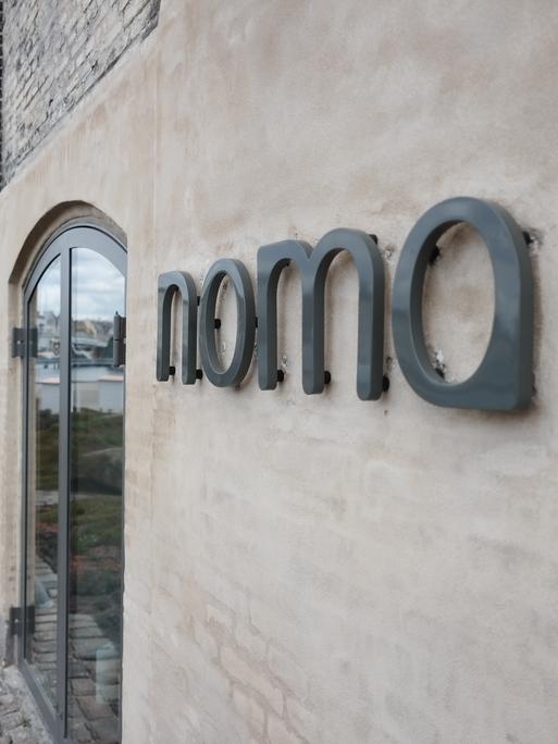 Aussenansicht des Noma-Restaurants mit Namensschild aus dem Jahr 2014.