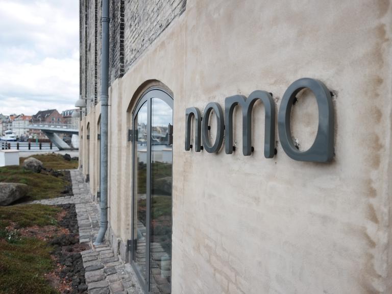 Aussenansicht des Noma-Restaurants mit Namensschild aus dem Jahr 2014.