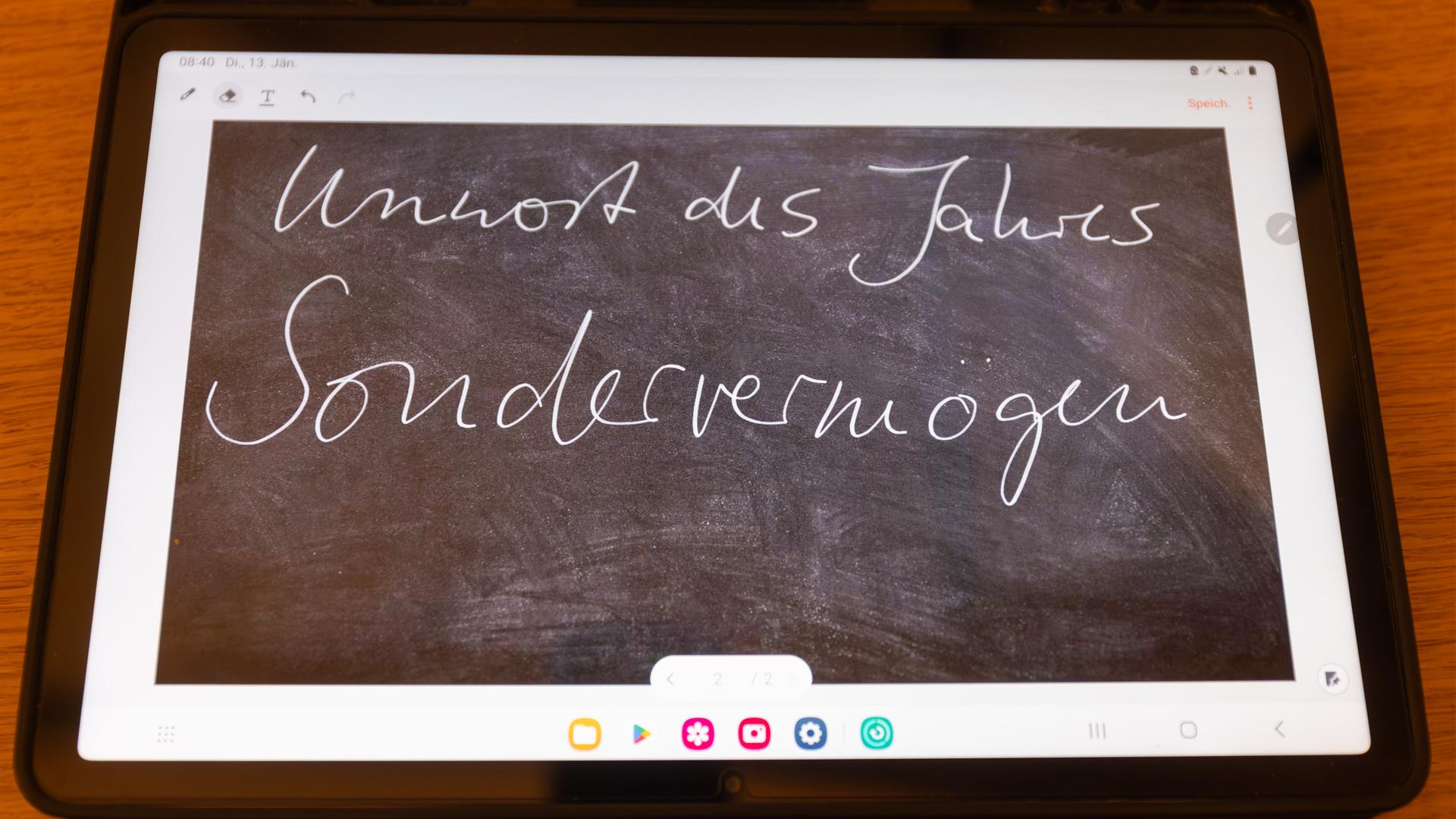 Auf einem Tablet stehen die Begriffe "Unwort des Jahres" und "Sondervermögen".