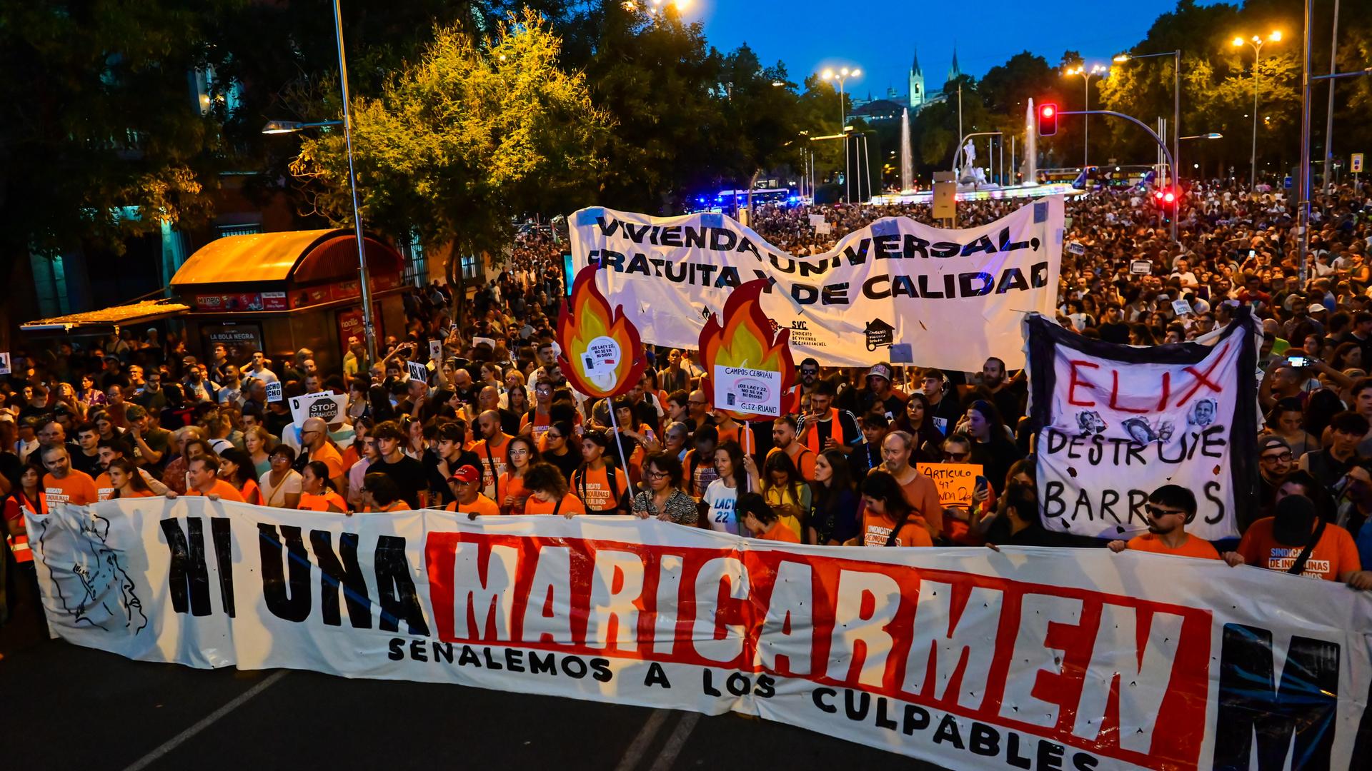 Demonstrierende ziehen in Madrid mit Bannern durch die Straßen, vorweg tragen sie ein großes Banner mit der Aufschrift "Ni una Maricarmen más" ("Keine weitere Maricarmen").
Demonstrierende ziehen in Madrid mit Bannern durch die Straßen, vorweg tragen sie ein großes Banner mit der Aufschrift "Ni una Maricarmen más" ("Keine weitere Maricarmen").