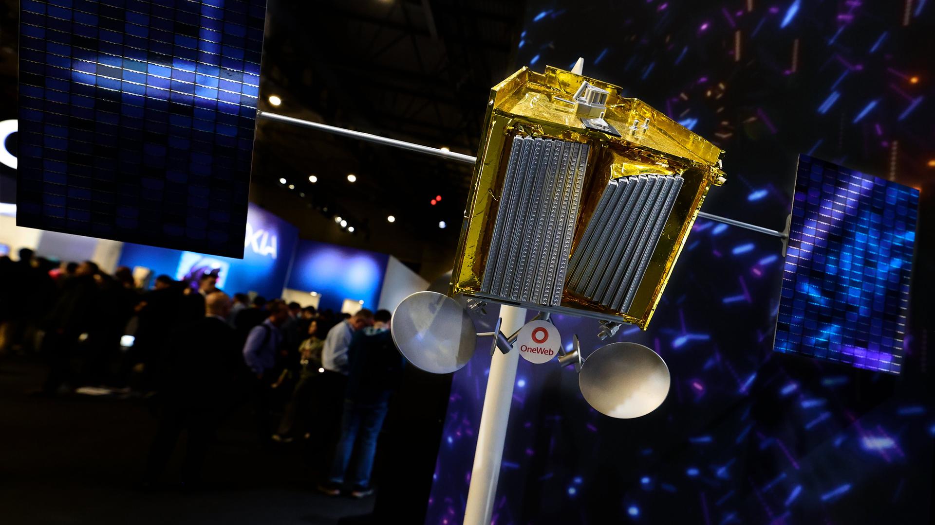 Ein Modell eines Satelliten aus der Eutelsat-OneWeb-Konstellation auf einer Messe Ein Modell eines Satelliten aus der Eutelsat-OneWeb-Konstellation auf einer Messe