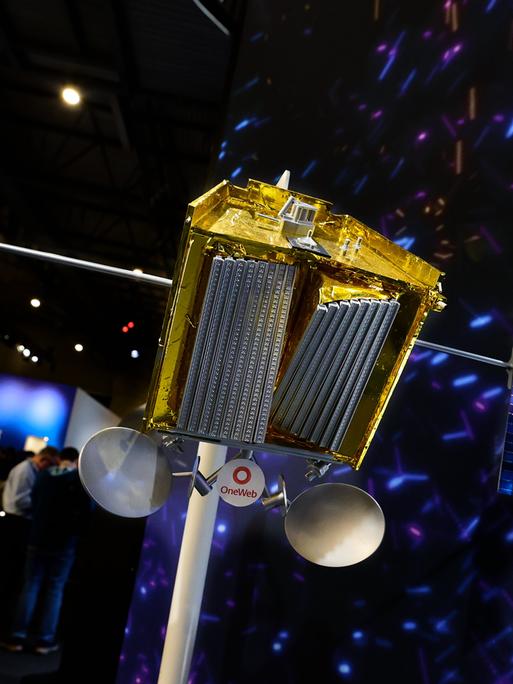 Ein Modell eines Satelliten aus der Eutelsat-OneWeb-Konstellation auf einer Messe