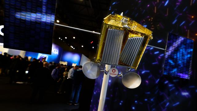 Ein Modell eines Satelliten aus der Eutelsat-OneWeb-Konstellation auf einer Messe