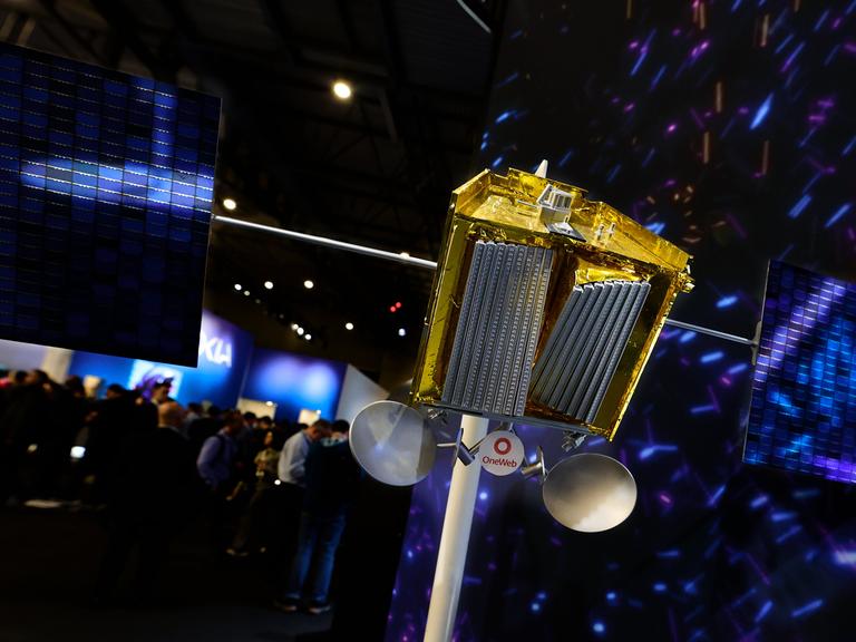 Ein Modell eines Satelliten aus der Eutelsat-OneWeb-Konstellation auf einer Messe