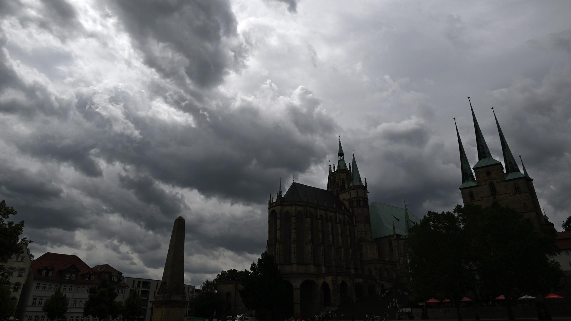 Wolken ziehen über den Mariendom und die Severikirche am Erfurter Domplatz. Wolken ziehen über den Mariendom und die Severikirche am Erfurter Domplatz.