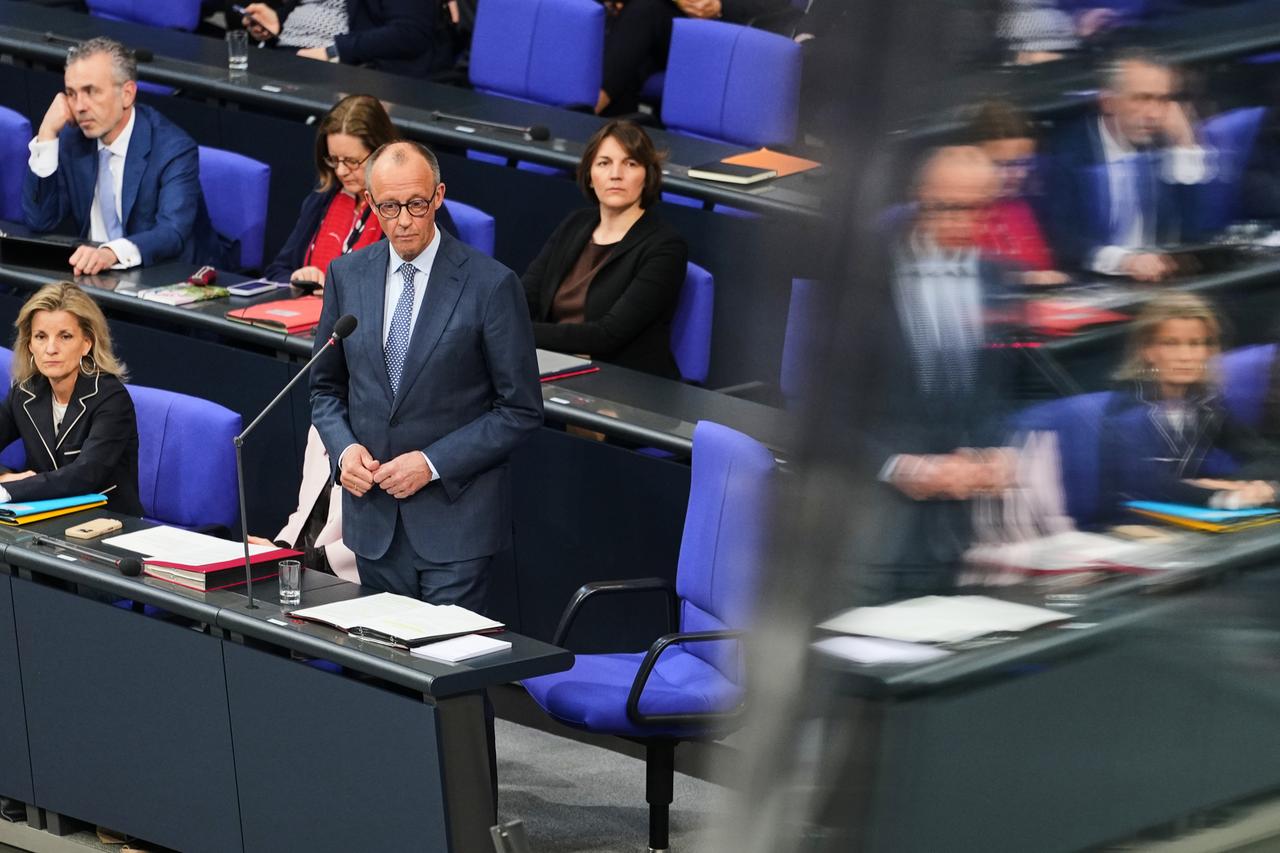 Kanzler Friedrich Merz bei der Regierungsbefragung im Bundestag. Er steht an seinem Platz hinter einem Mikrofon.