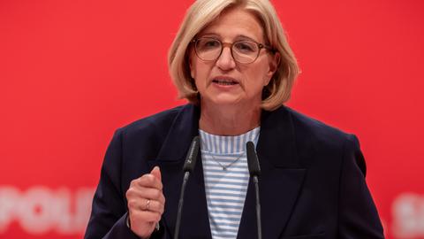 Anke Rehlinger hält eine Rede bei einem SPD-Parteitag.