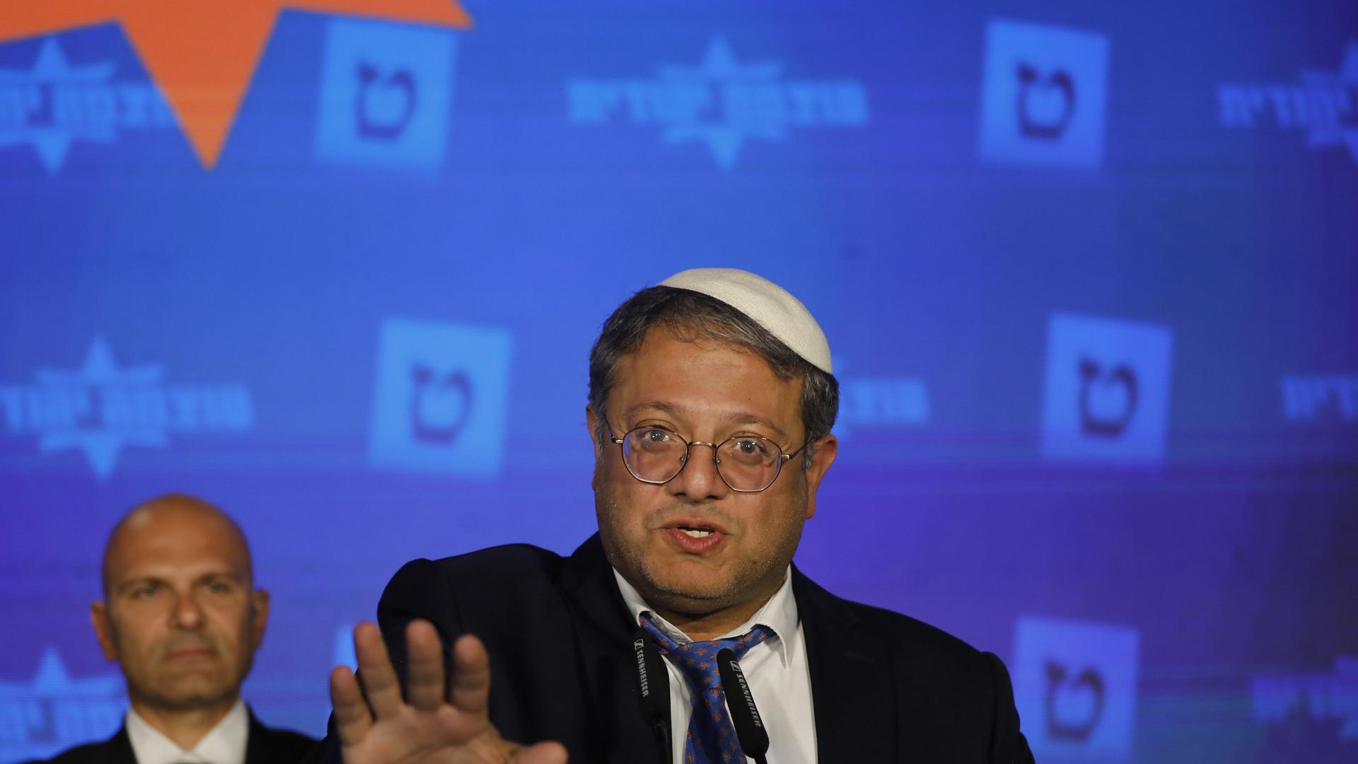 Das Bild zeigt Itamar Ben-Gvir während einer Rede, auf dem Kopf trägt er eine Kippa.