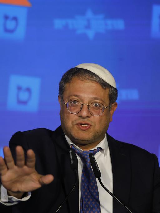 Itamar Ben-Gvir, rechtsextremer israelischer Abgeordneter und Vorsitzender der Partei "Jüdische Kraft", gibt nach den Auszählungen der israelischen Parlamentswahlen 2022, der fünften Parlamentswahl in nur dreieinhalb Jahren, eine Erklärung ab.