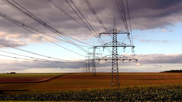 Stromtrasse im Bergischen Land vor dem Abendhimmel 
