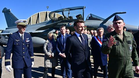 Der französische Präsident Emmanuel Macron beim Besuch des Luftwaffenstützpunkts 116 "Lieutenant-Colonel Papin" in Luxeuil-les-Bains (Haute-Saone). 