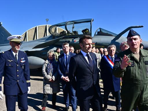 Der französische Präsident Emmanuel Macron beim Besuch des Luftwaffenstützpunkts 116 "Lieutenant-Colonel Papin" in Luxeuil-les-Bains (Haute-Saone). 