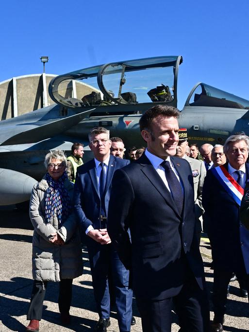 Der französische Präsident Emmanuel Macron beim Besuch des Luftwaffenstützpunkts 116 "Lieutenant-Colonel Papin" in Luxeuil-les-Bains (Haute-Saone). 