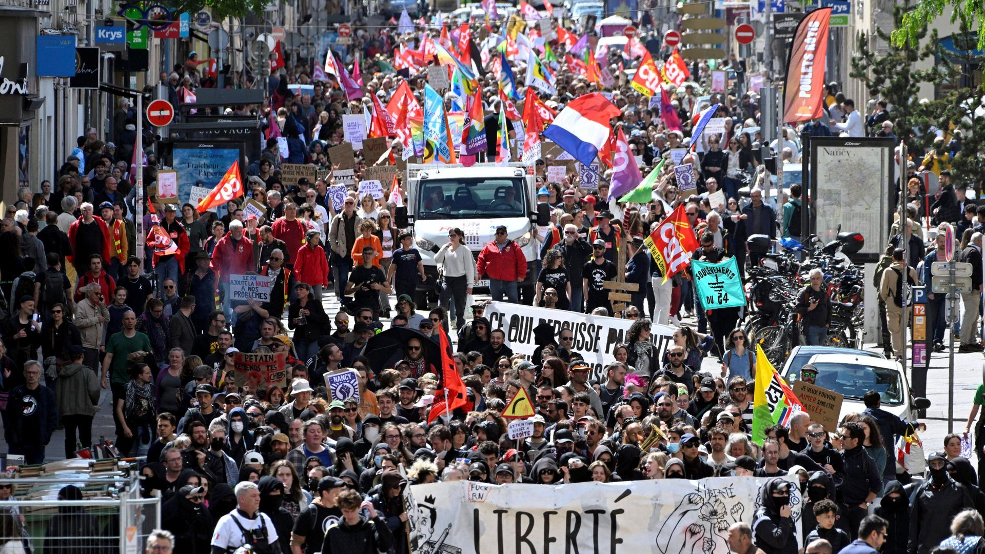 In Frankreich sind zahlreiche Menschen gegen die erstarkten Rechtspopulisten auf die Straßen gegangen.