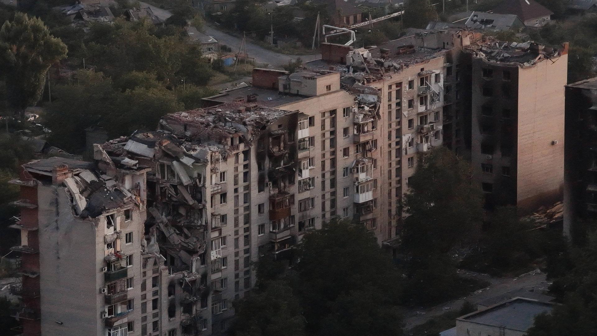 Das Foto, aufgenommen von einer Drohne, zeigt das zerstörte Zentrum von Pokrowsk und brennende Häuser im Hintergrund.