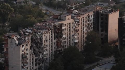 Das Foto, aufgenommen von einer Drohne, zeigt das zerstörte Zentrum von Pokrowsk und brennende Häuser im Hintergrund.