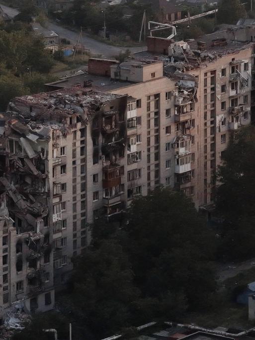 Das Foto, aufgenommen von einer Drohne, zeigt das zerstörte Zentrum von Pokrowsk und brennende Häuser im Hintergrund.