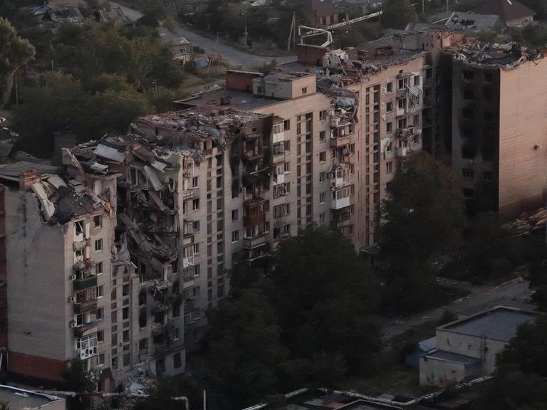 Das Foto, aufgenommen von einer Drohne, zeigt das zerstörte Zentrum von Pokrowsk und brennende Häuser im Hintergrund.
