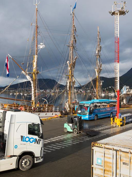Ein Containerschiff und ein altes Holzsegelschiff am Hafen von Ushuaia, Argentinien