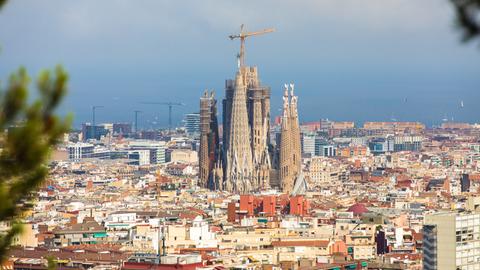 Die berühmte Kirche La Sagrada Familia von Antoni Gaudi, vom Park Güell aus fotografiert.