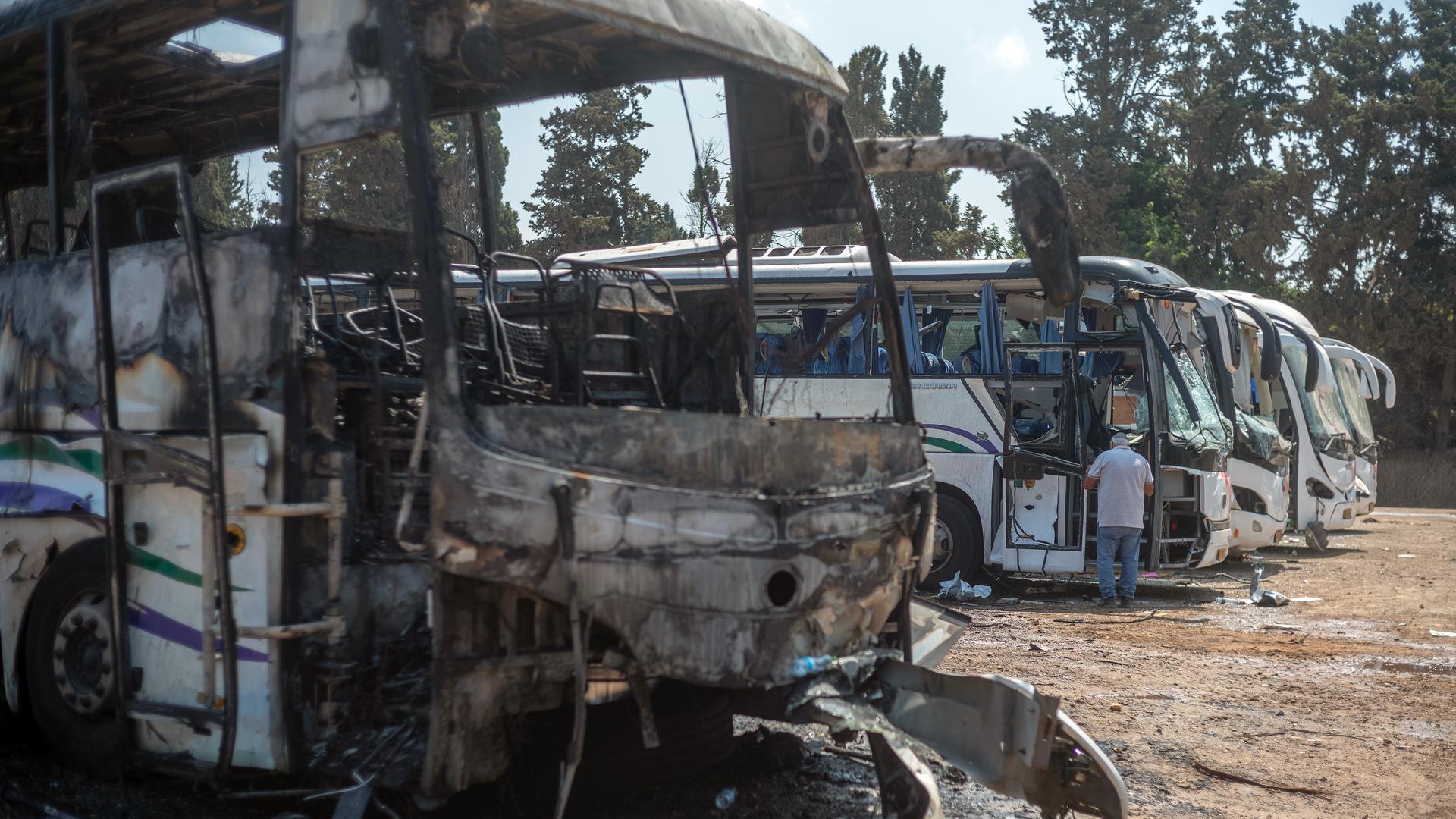 Blick auf einen ausgebrannten Bus nach dem Einschlag einer iranischen Rakete in Zentralisrael. Blick auf einen ausgebrannten Bus nach dem Einschlag einer iranischen Rakete in Zentralisrael.