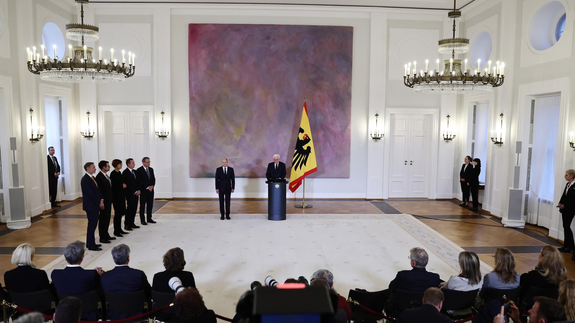 Bundespräsident Frank-Walter Steinmeier spricht im Schloss Bellevue neben Christian Lindner, Marco Buschmann, Bettina Stark-Watzinger, Volker Wissing, Jörg Kukies und Bundeskanzler Olaf Scholz