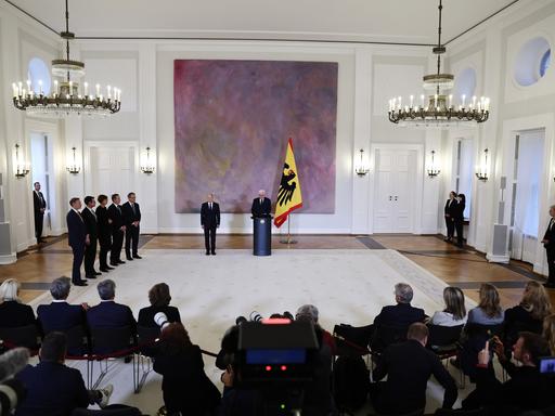 Bundespräsident Frank-Walter Steinmeier spricht im Schloss Bellevue neben Christian Lindner, Marco Buschmann, Bettina Stark-Watzinger, Volker Wissing, Jörg Kukies und Bundeskanzler Olaf Scholz