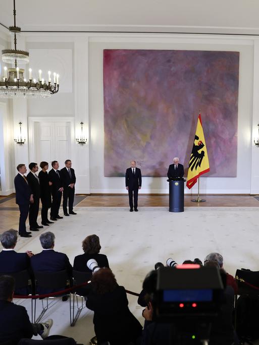 Bundespräsident Frank-Walter Steinmeier spricht im Schloss Bellevue neben Christian Lindner, Marco Buschmann, Bettina Stark-Watzinger, Volker Wissing, Jörg Kukies und Bundeskanzler Olaf Scholz