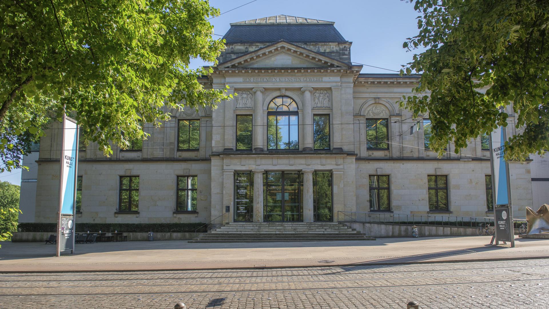 Das klassizistische Eingangsportal der Bremer Kunsthalle ist von Bäumen umgeben. Das klassizistische Eingangsportal der Bremer Kunsthalle ist von Bäumen umgeben.