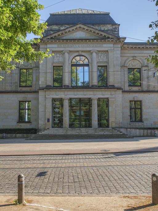 Das klassizistische Eingangsportal der Bremer Kunsthalle ist von Bäumen umgeben. Das klassizistische Eingangsportal der Bremer Kunsthalle ist von Bäumen umgeben.