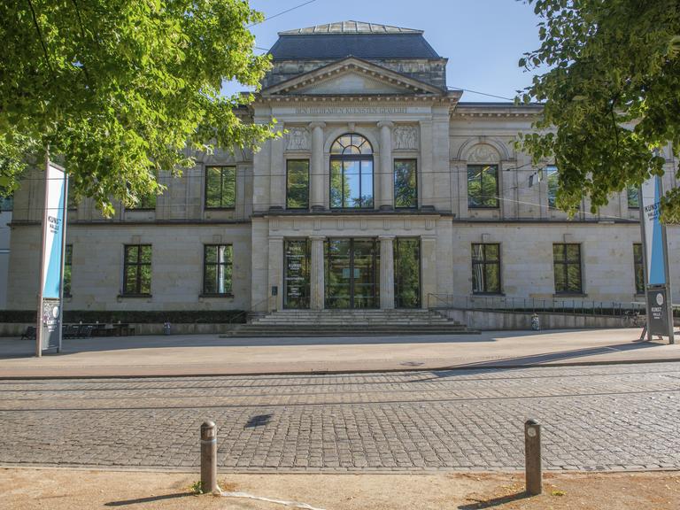 Das klassizistische Eingangsportal der Bremer Kunsthalle ist von Bäumen umgeben. Das klassizistische Eingangsportal der Bremer Kunsthalle ist von Bäumen umgeben.