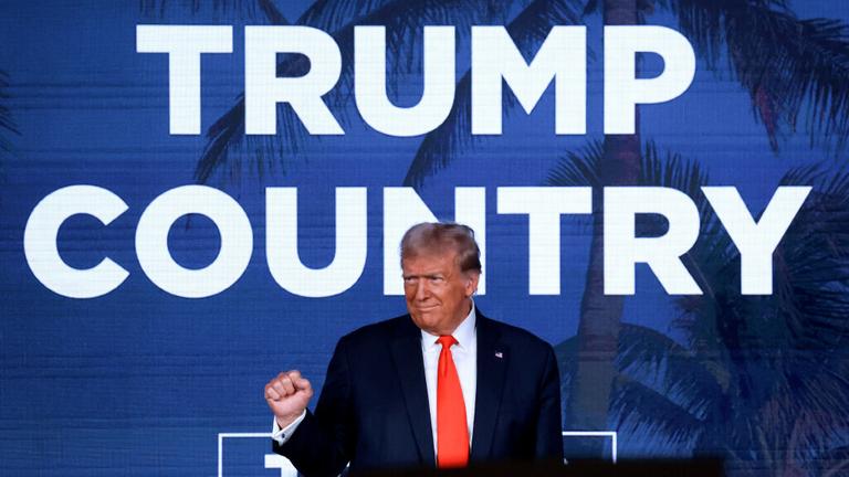 Der frühere US-Präsident Donald Trump reagiert auf Rufe seiner Unterstützer beim Republican Party of Florida Freedom Summit im Gaylord Palms Resort and Convention Center in Kissimmee, Florida Der frühere US-Präsident Donald Trump reagiert auf Rufe seiner Unterstützer beim Republican Party of Florida Freedom Summit im Gaylord Palms Resort and Convention Center in Kissimmee, Florida