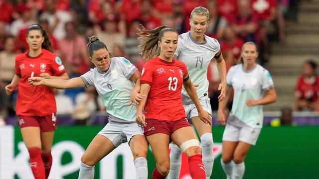 Die Schweizerin Lia Wälti im roten Trikot setzt sich gegen zwei norwegische Spielerinnen durch.