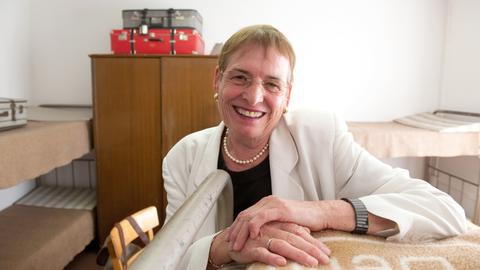 Die Zeitzeugin Renate Werwigk-Schneider posiert in Berlin in der Erinnerungsstätte Notaufnahmelager Marienfelde in der Sonderausstellung "Freigekauft - Wege aus der DDR-Haft". 