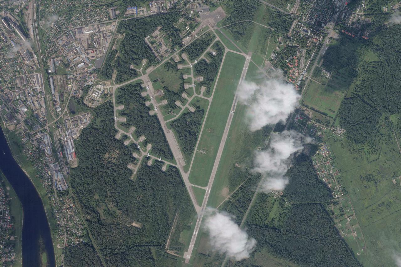 Dieses Satellitenfoto von Planet Labs PBC zeigt den internationalen Flughafen Princess Olga Pskow.