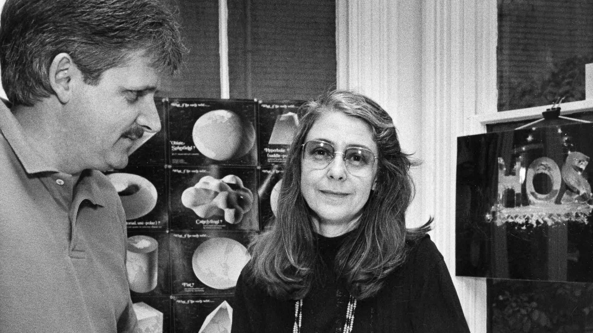 Margaret Hamilton, 1986 in ihrem Büro in Cambridge, Massachusetts, mit Unternehmensvizepräsiedent John Schickling.