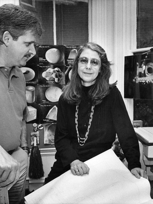 Margaret Hamilton, 1986 in ihrem Büro in Cambridge, Massachusetts, mit Unternehmensvizepräsiedent John Schickling.