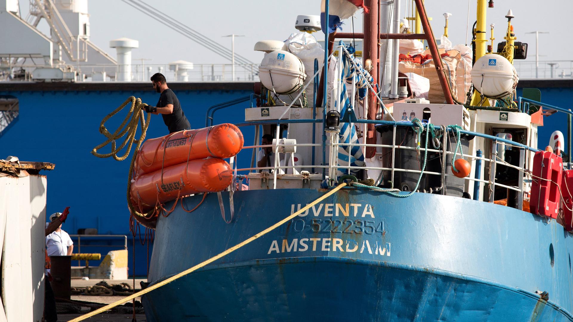 Ein Schiff mit dem Namen Iuventa liegt im Hafen.