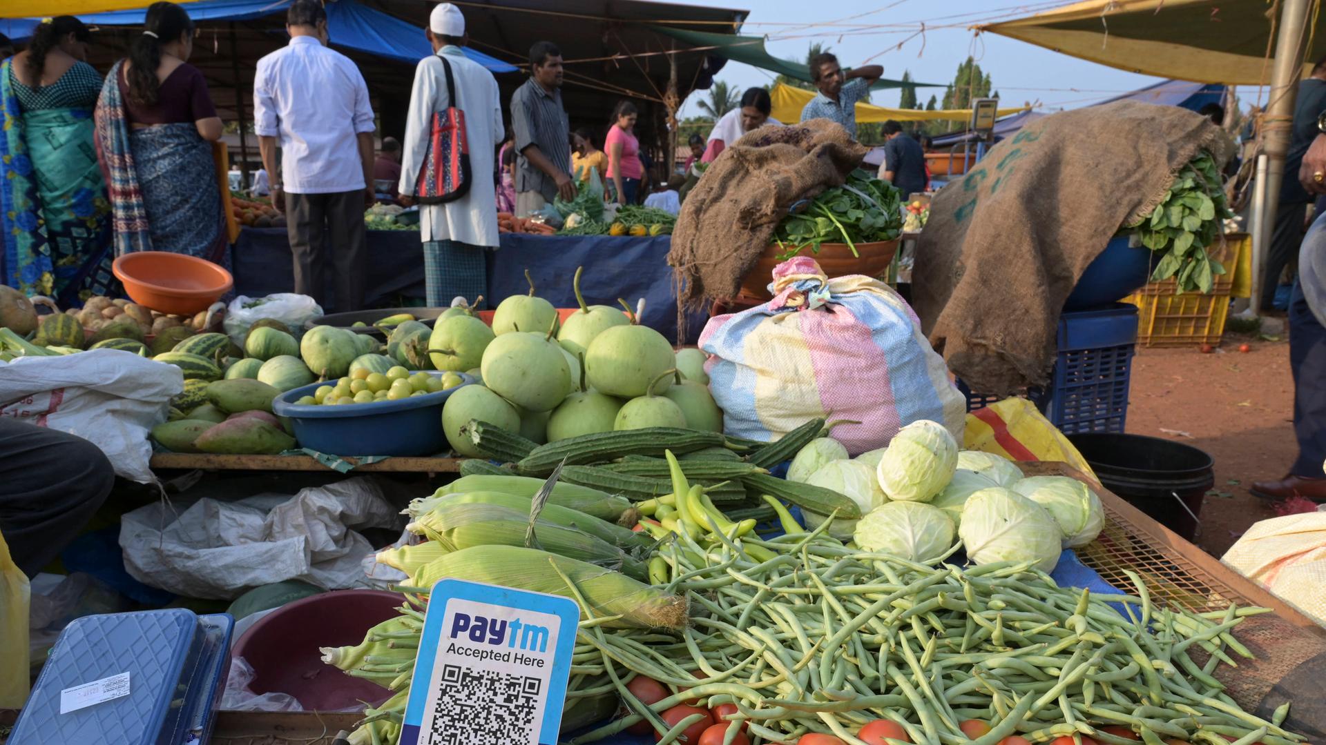 Auf einem Markt im südindischen Moodabidri steht ein Schild zur Bezahlung per Mobiltelefon in der Auslage