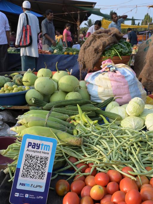 Auf einem Markt im südindischen Moodabidri steht ein Schild zur Bezahlung per Mobiltelefon in der Auslage
