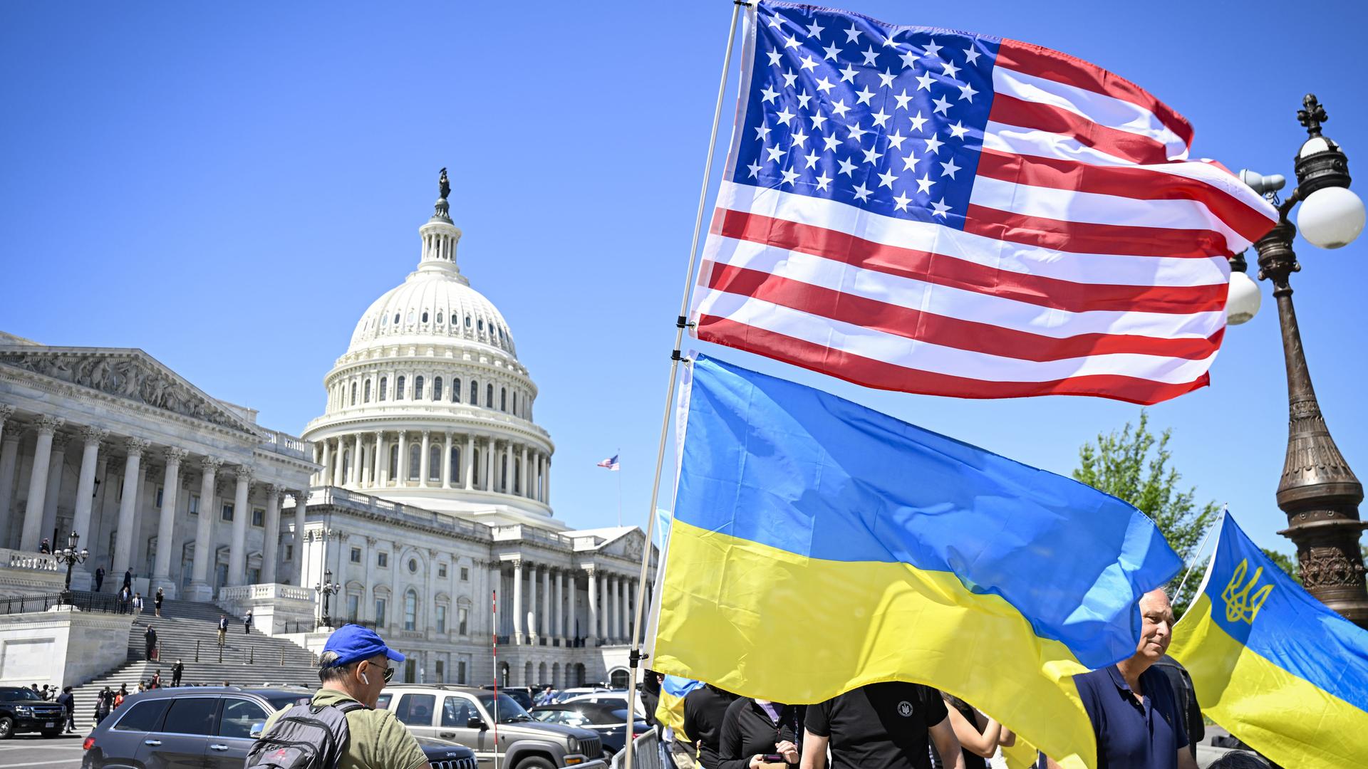 Die Fahnen von dem Land USA und von der Ukraine vor dem Kapitol in der Stadt Washington.