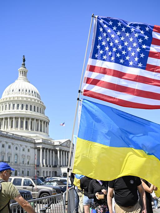 Die Fahnen der USA und der Ukraine vor dem US-Kapitol in Washington am 20. April 2024