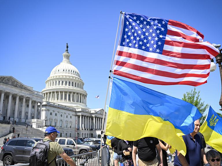 Die Fahnen der USA und der Ukraine vor dem US-Kapitol in Washington am 20. April 2024
