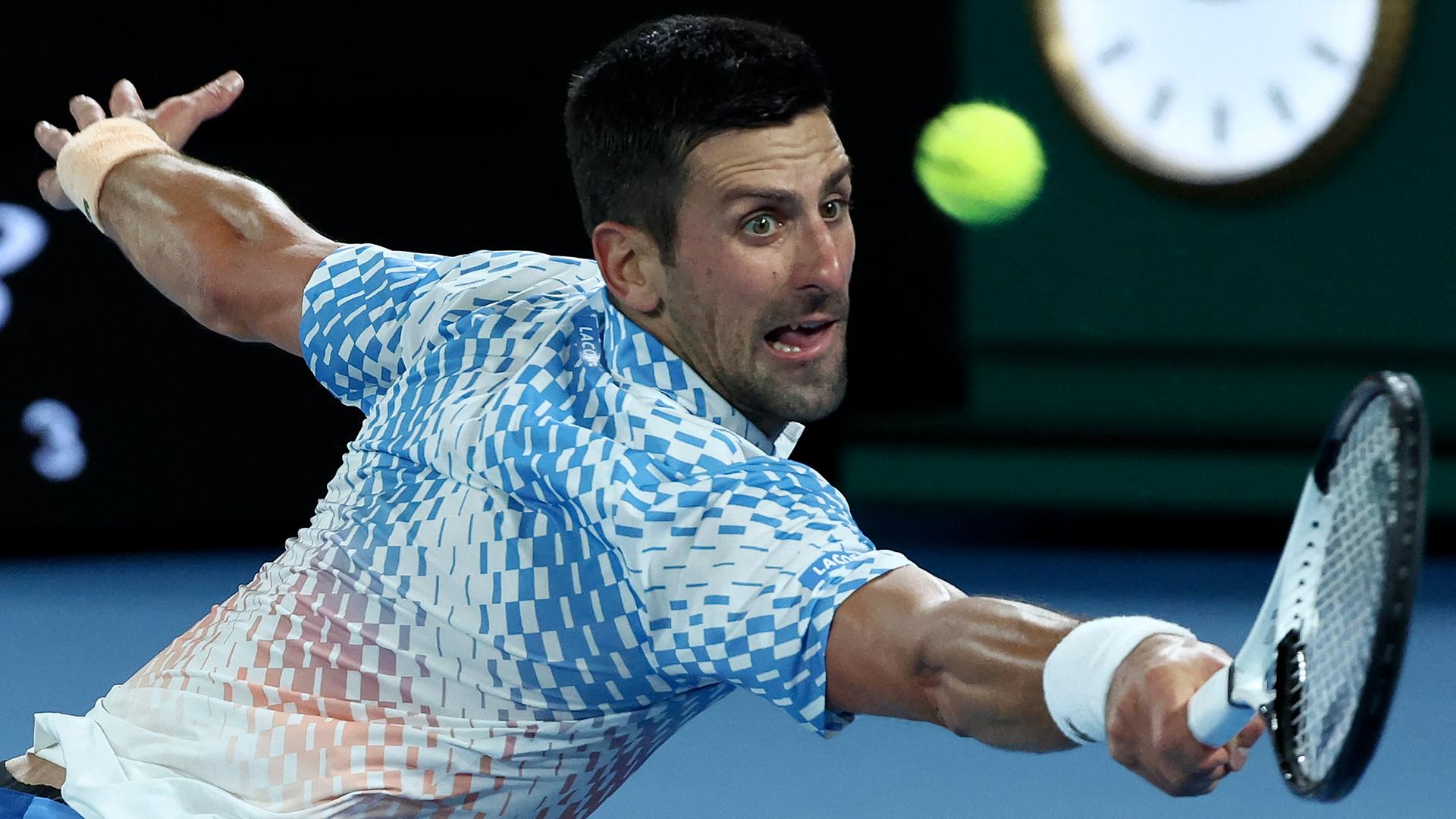 Auf dem Bild sieht man den serbischen Tennisspieler Novak Djokovic in Nahaufnahme. Er spielt einen Ball zurück und hat den Mund leicht geöffnet. Auf dem Bild sieht man den serbischen Tennisspieler Novak Djokovic in Nahaufnahme. Er spielt einen Ball zurück und hat den Mund leicht geöffnet.