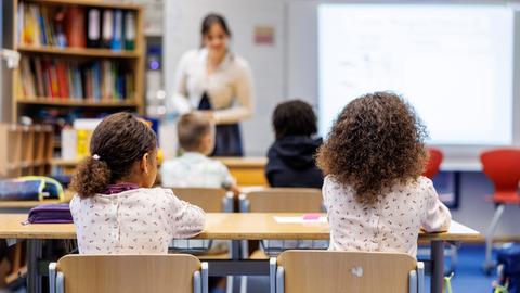 Schüler einer 2. Klasse sitzen in einer Schulstunde auf ihren Plätzen