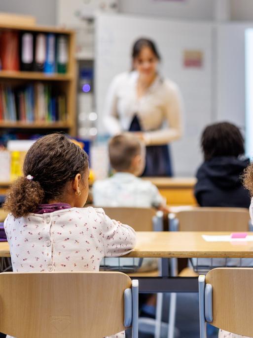 Schüler einer 2. Klasse sitzen in einer Schulstunde auf ihren Plätzen