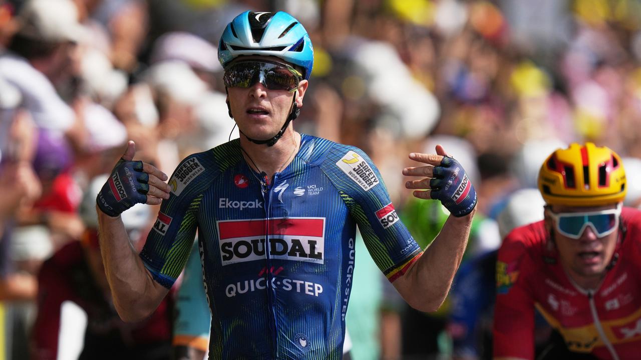 Der Belgier Tim Merlier jubelt, als er die Ziellinie überquert und die 7. Etappe der Tour de France gewinnt.