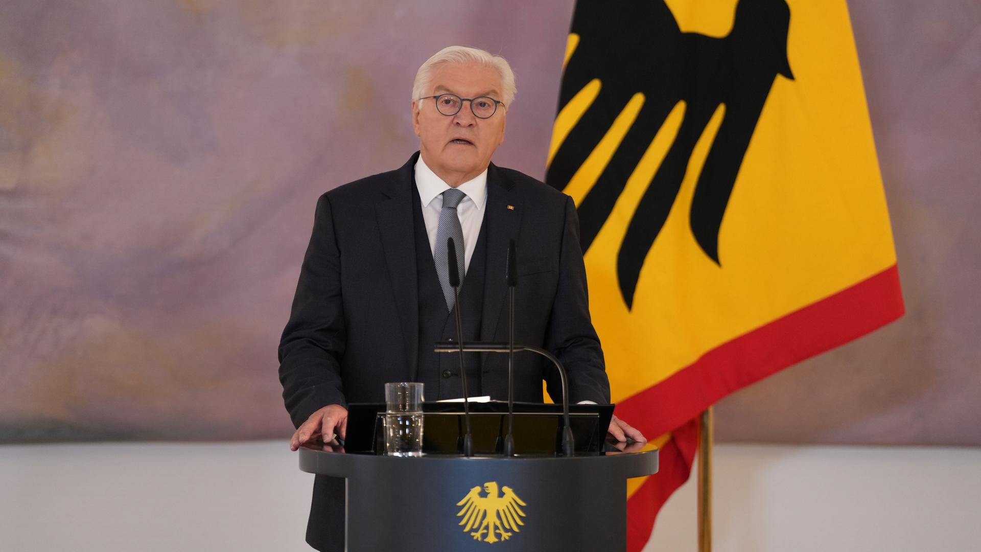 Bundespräsident Frank-Walter Steinmeier gibt die Entscheidung über die Auflösung des Deutschen Bundestages bekannt. 